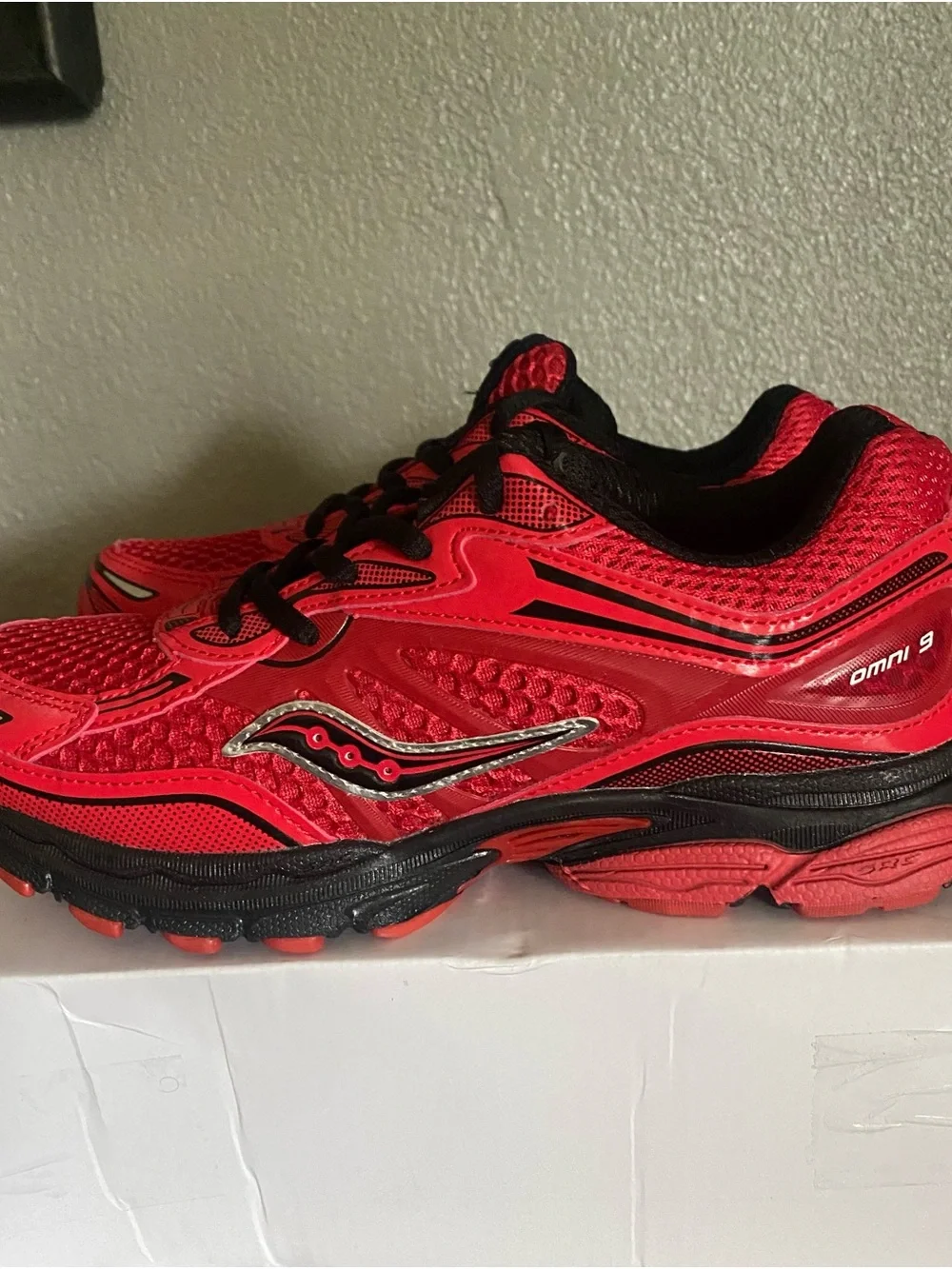 Saucony Omni 9 Running Shoes in Bright Red and Black